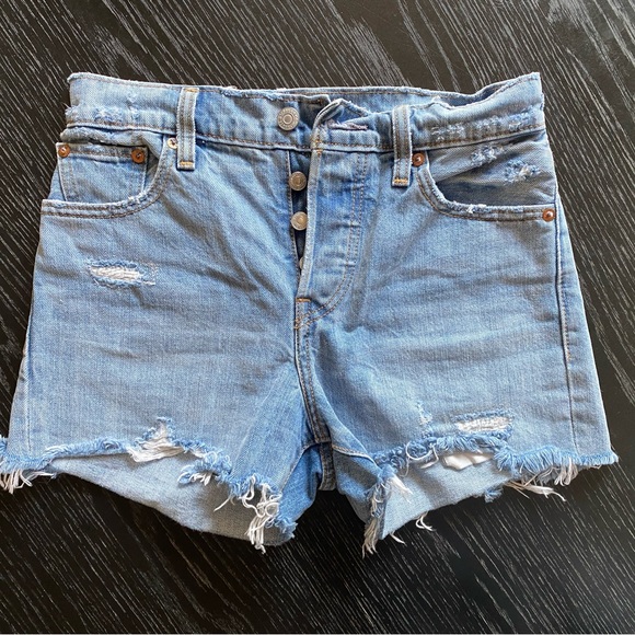Levi’s iconic “the wedgie” shorts - Picture 4 of 8